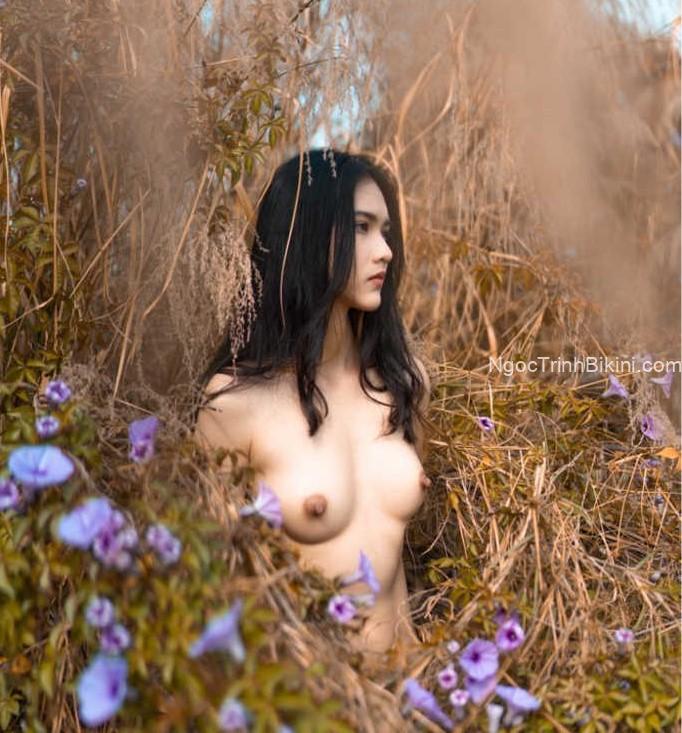 Cô nàng xinh đẹp khỏa thân trong rừng