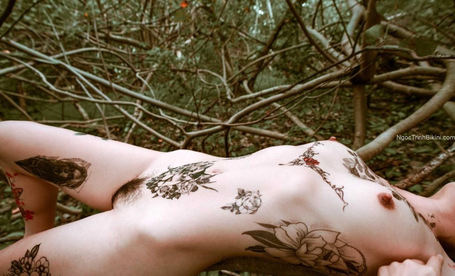 Ngắm ảnh cô gái xăm trổ khỏa thân trong bụi cây