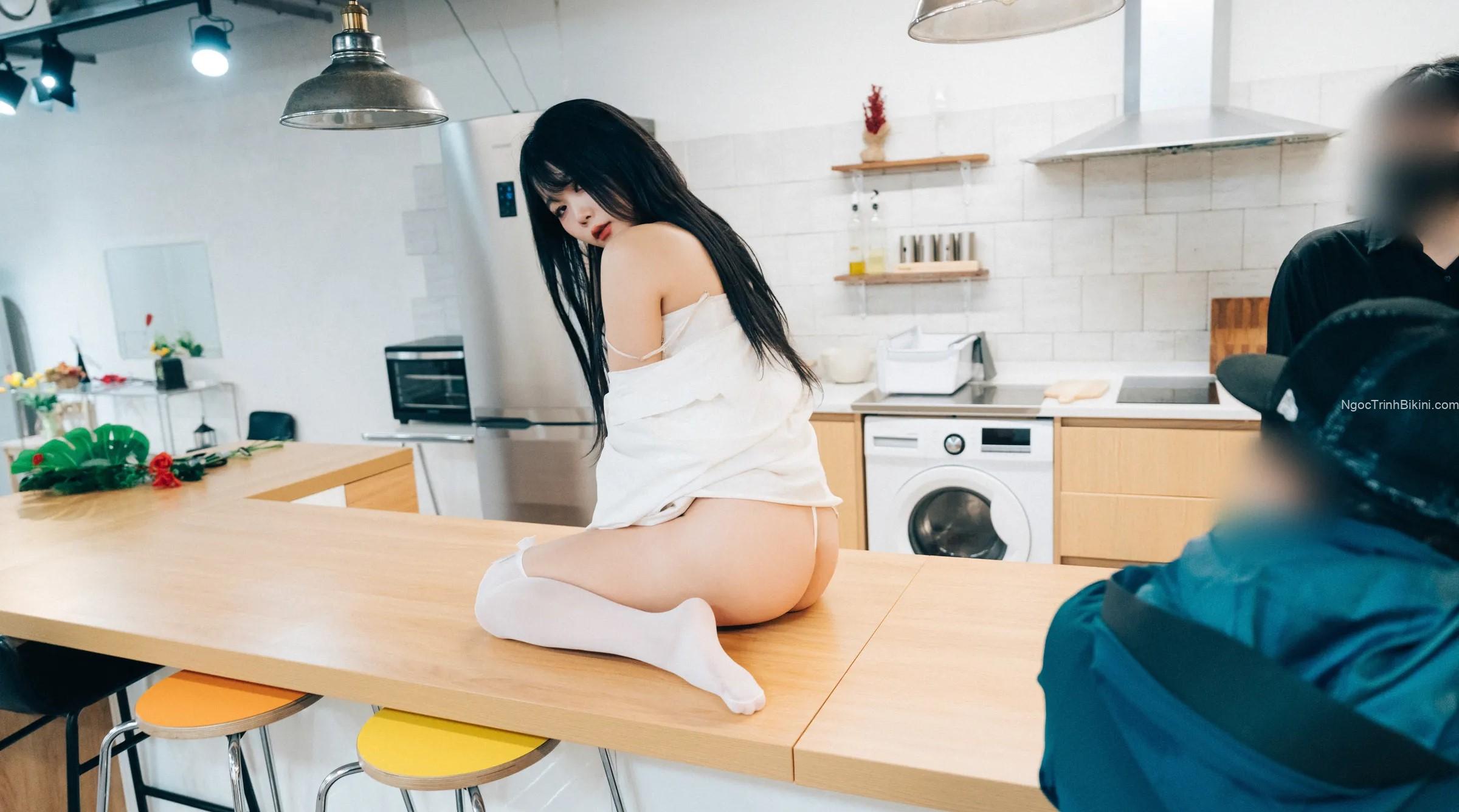 Ngắm hình sex khỏa thân gái xinh mông to trên bàn ăn