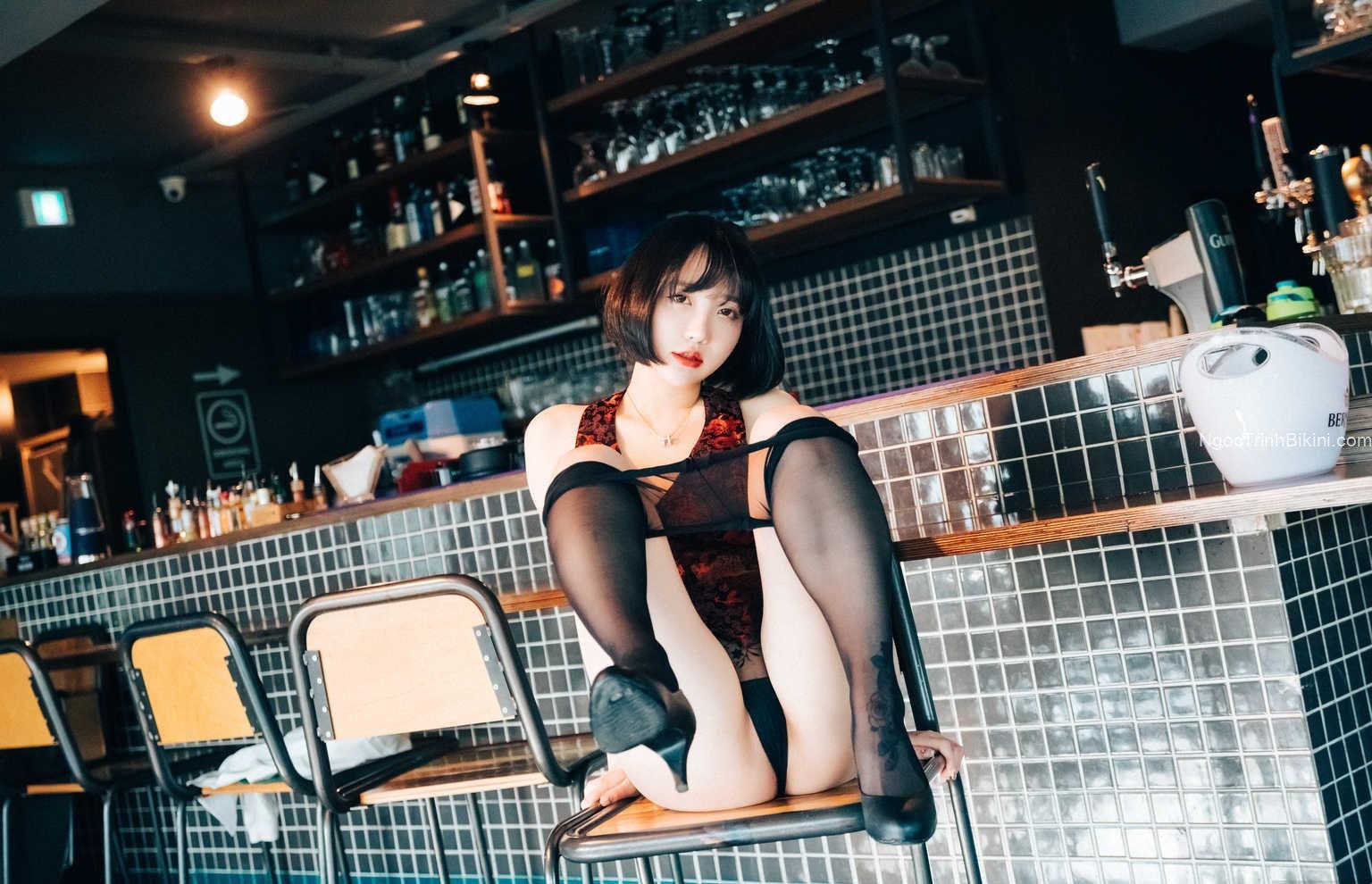 Em gái xăm trổ kín lưng khỏa thân trong quán cafe
