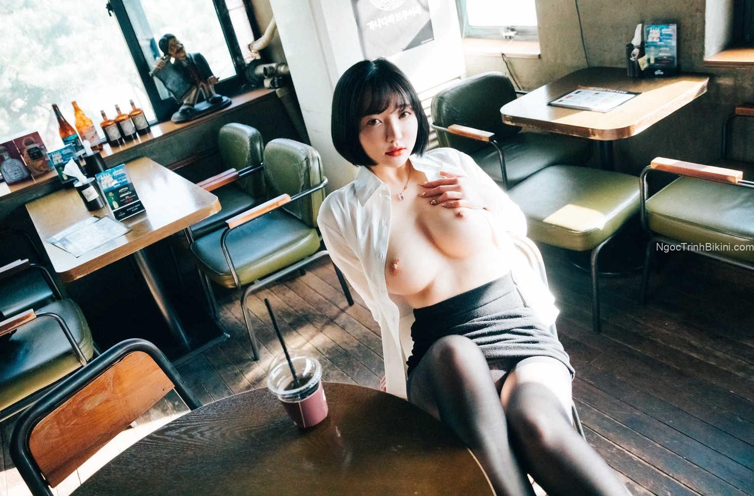 Gái xinh khoa cặp đào trắng trẻo trong quá caff 