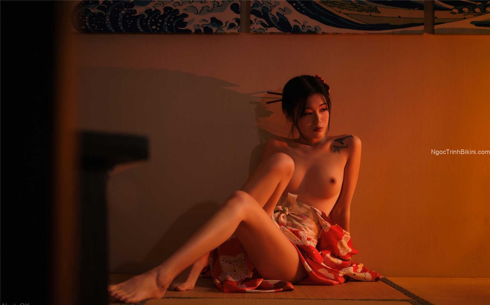 Gái xinh khỏa thân không che bên ánh đèn