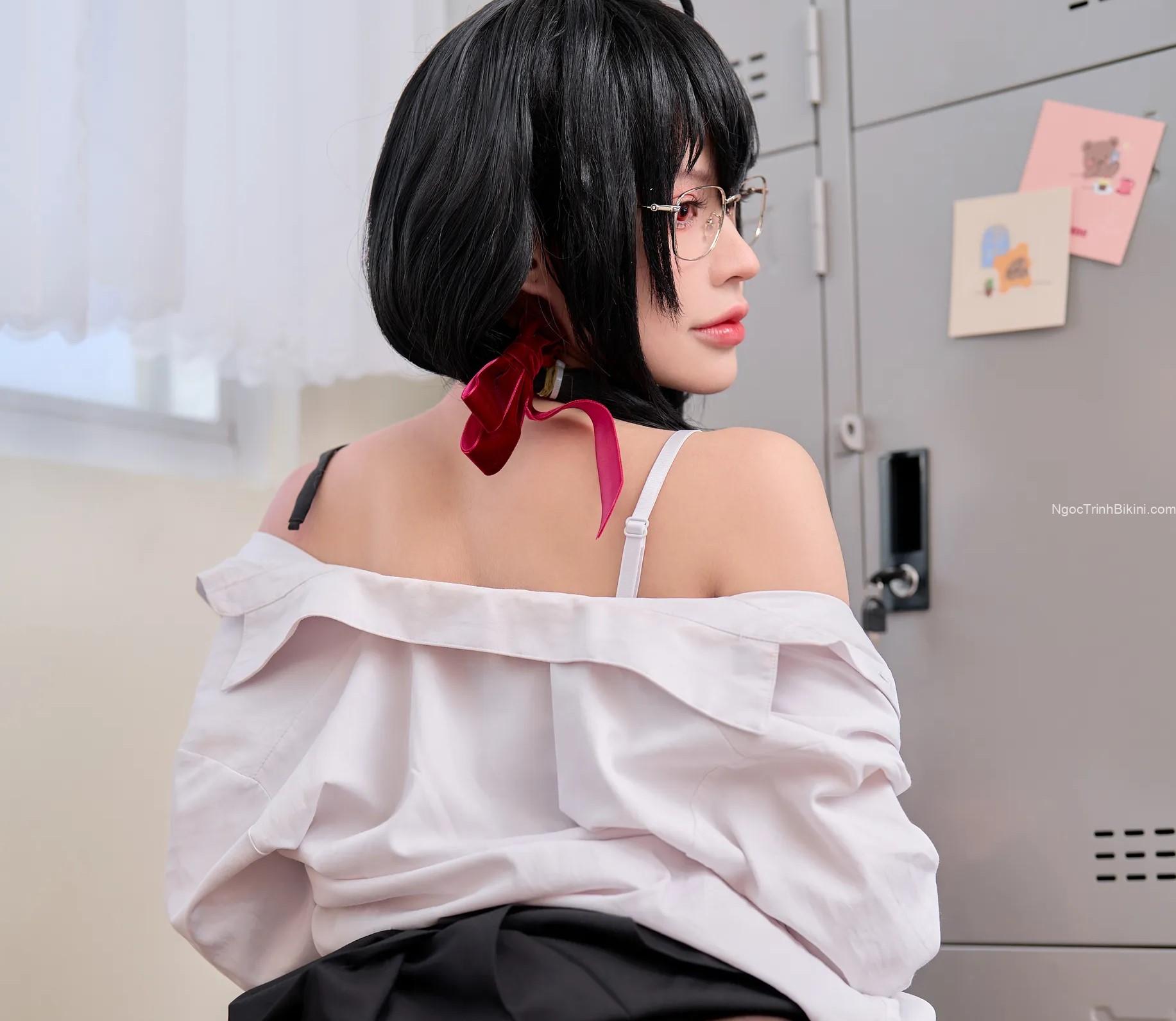 Em bắt đầu cởi áo anh nhé
