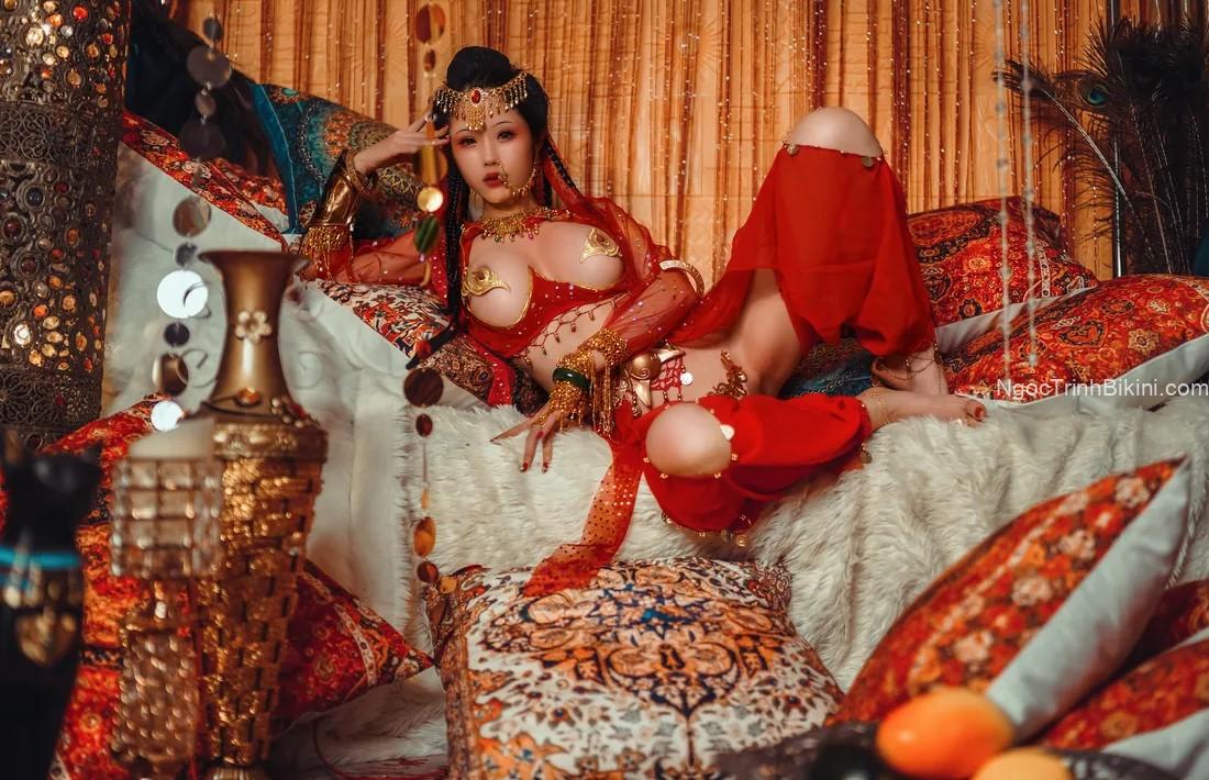 Ngắm gái xinh cosplay cổ trang khỏa thân trên ghế
