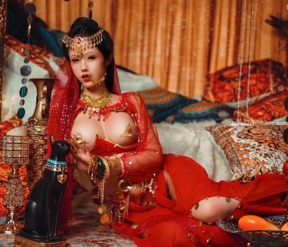 Nhìn núm vú của em đang cứng lên rồi nè anh yêu