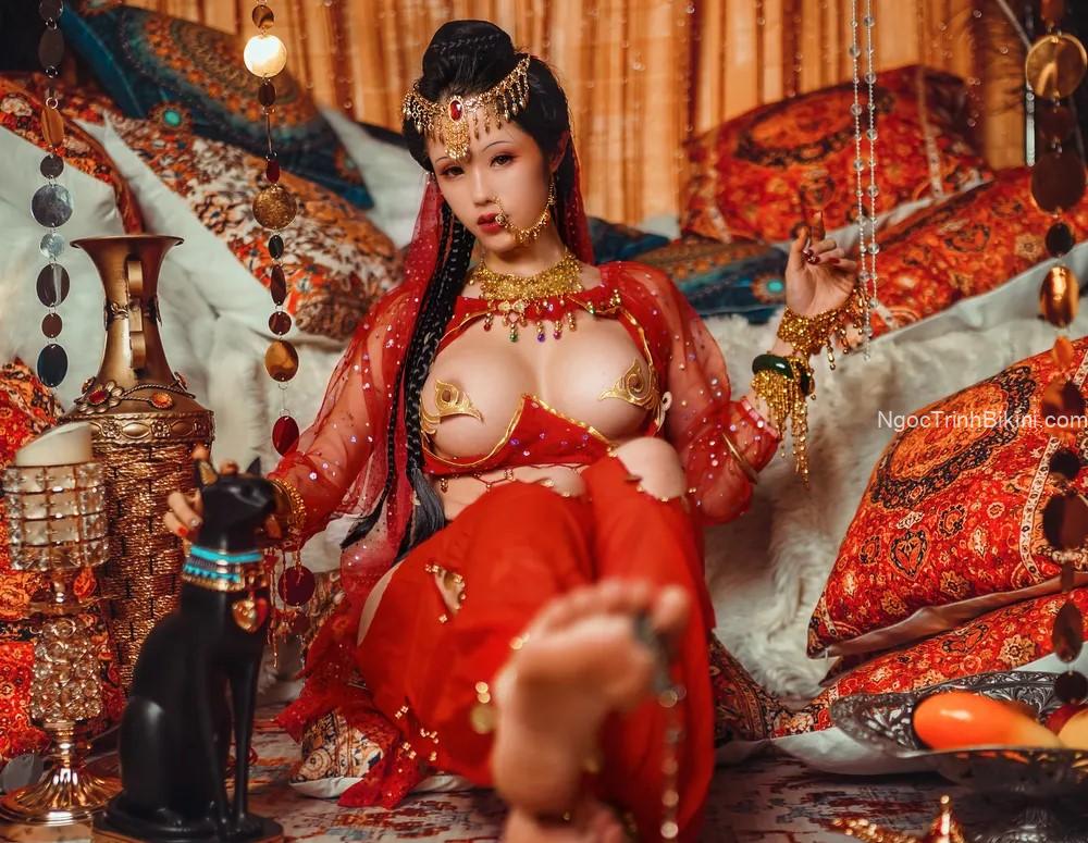 Núm vú hồng hào của người đẹp cosplay cổ trang