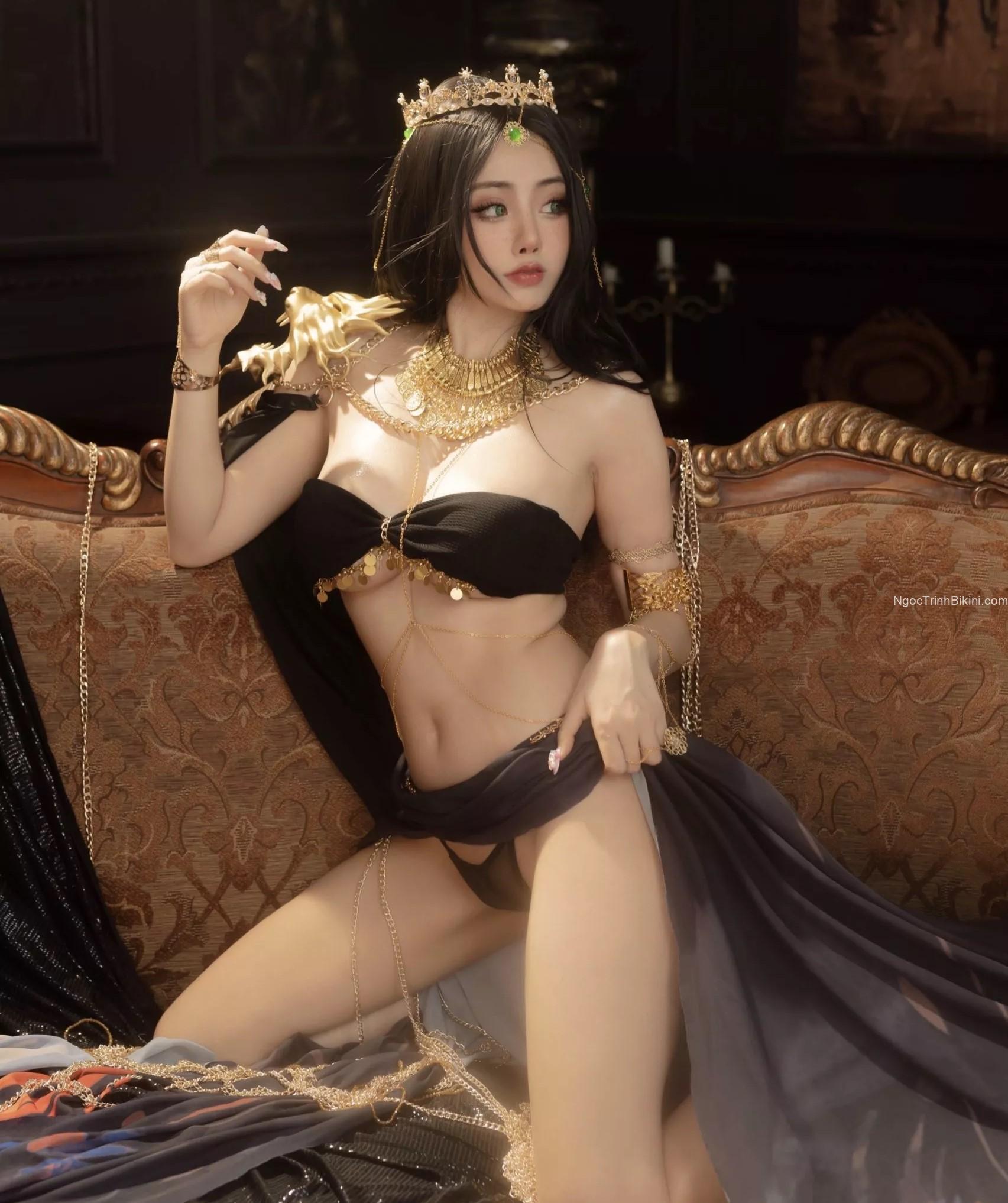 Em gái khoe thân hình nóng bỏng với nội y màu đen