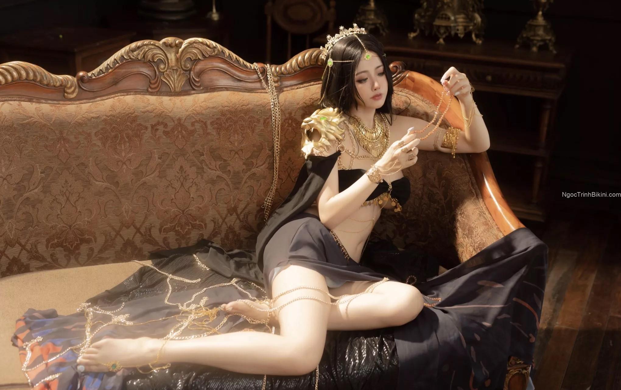 Thân hình gợi cảm của em gái cosplay