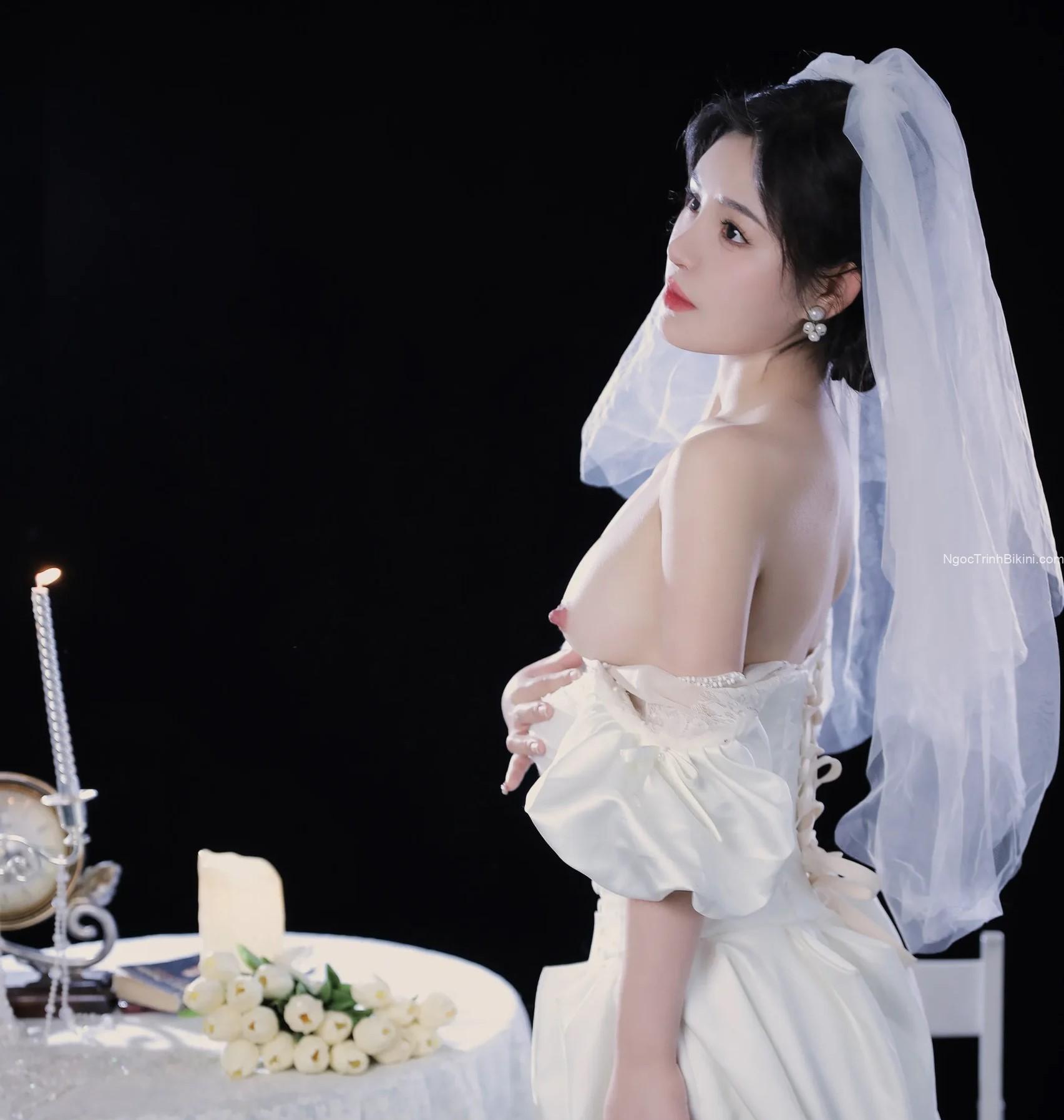 Anh hãy cởi đồ giúp em đi nào