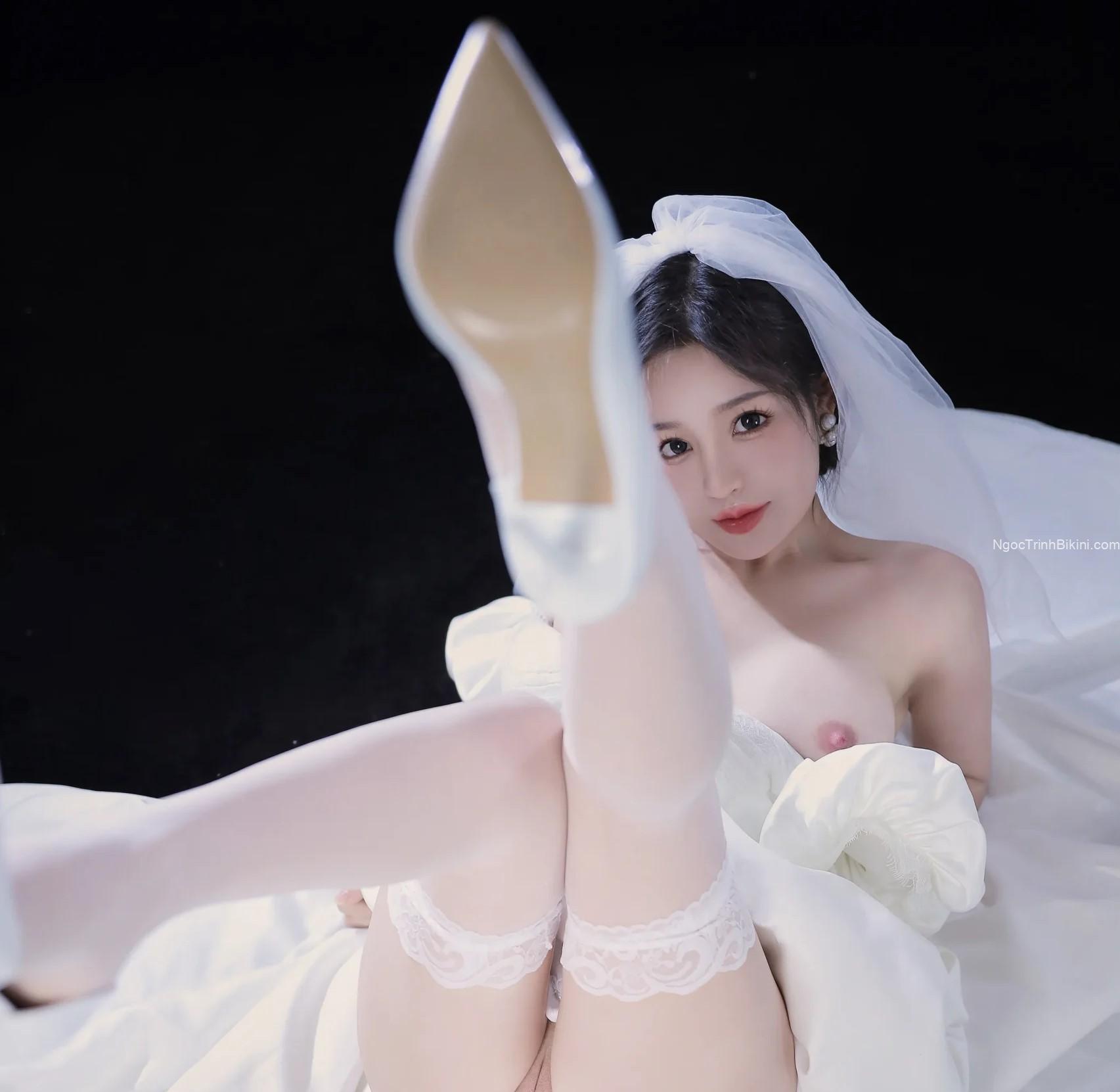 Cô dâu nứng lồn thủ dâm trên giường