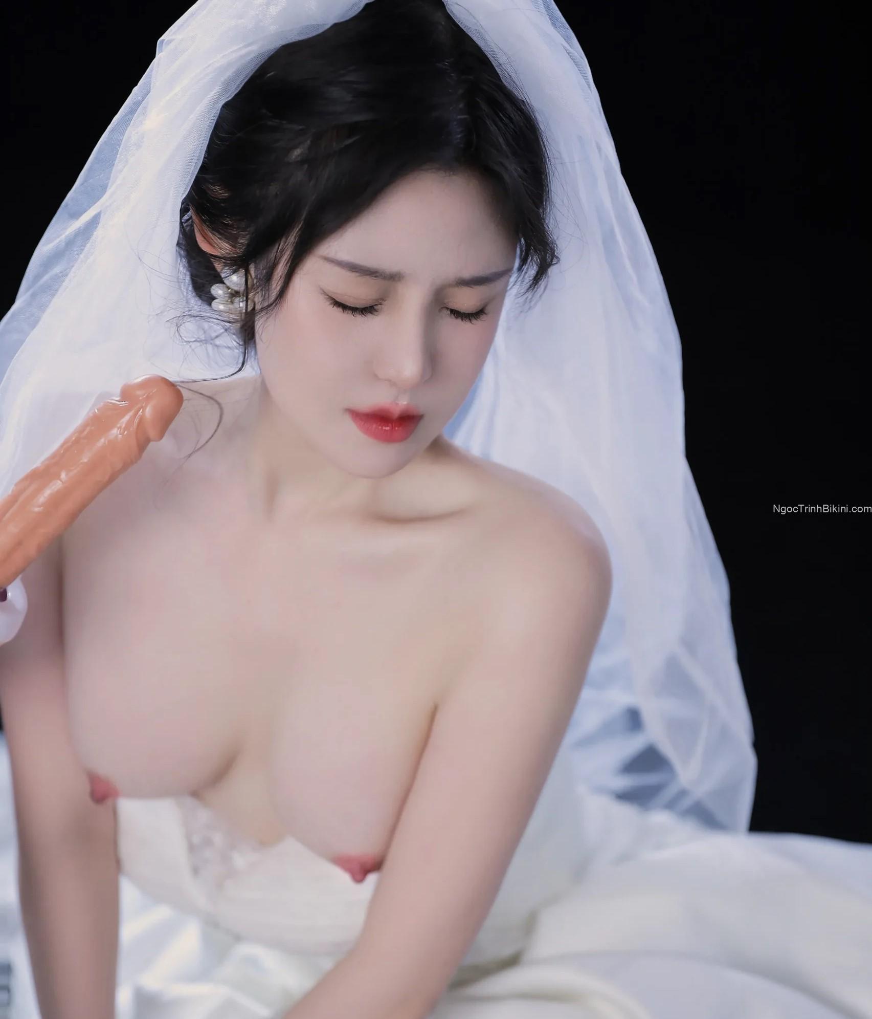 Em không muốn bú con cu giả đó đâu