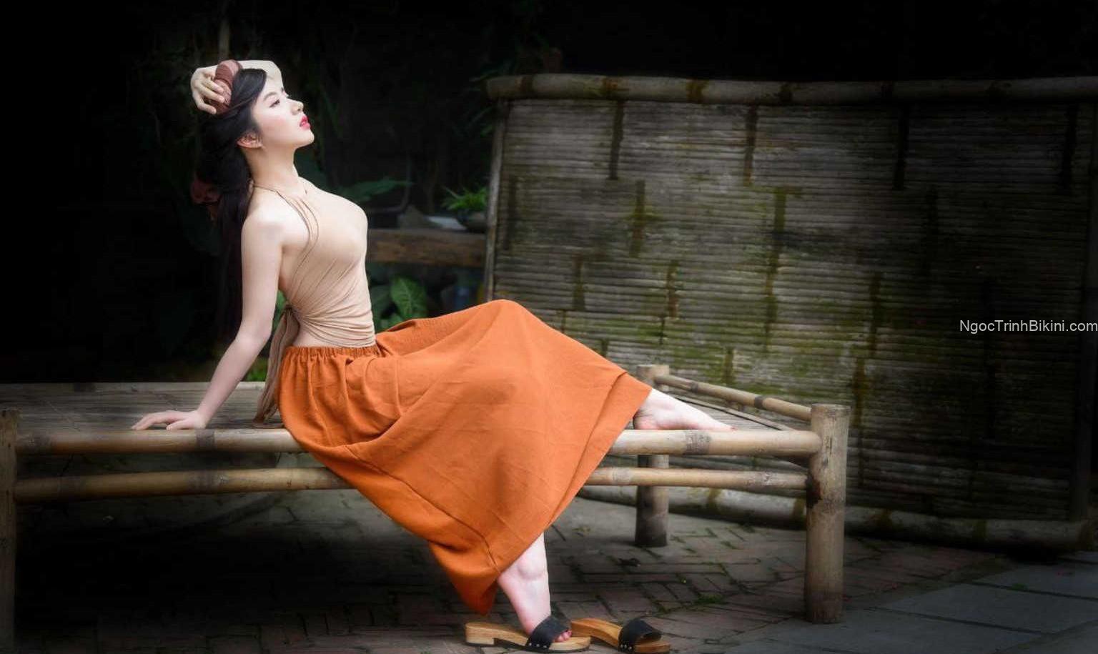 Cô nàng xinh đẹp mặc yếm đào để lộ đầu ti to tròn