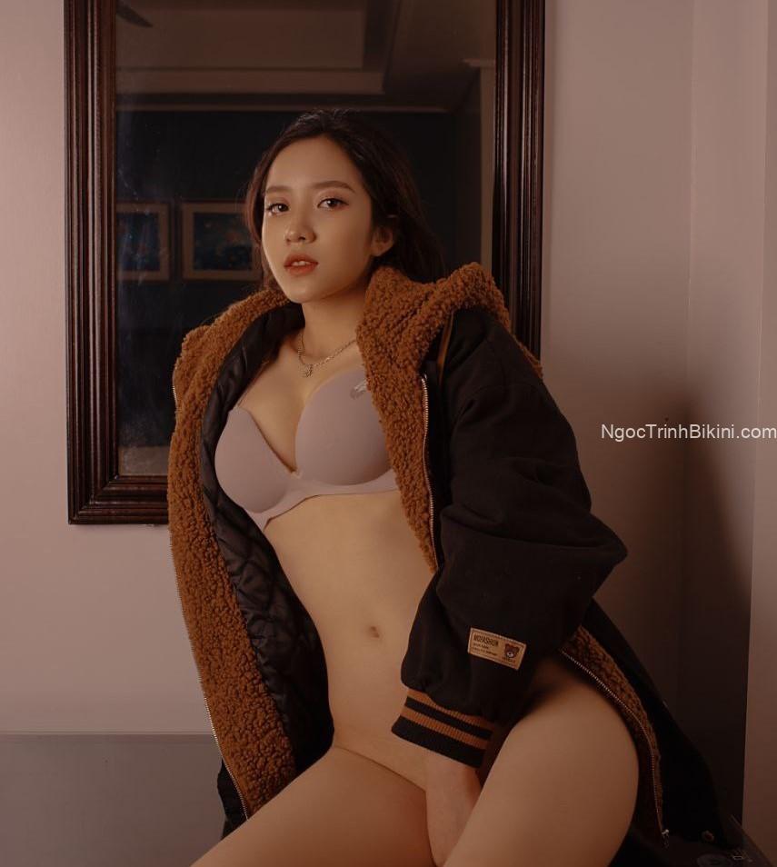 Ngắm ảnh gái lộ hàng ngồi trên ghế