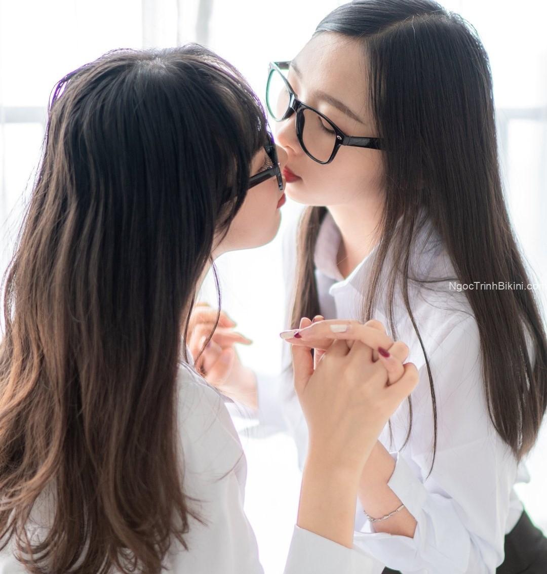 Hai em gái nứng lồn hôn hít nhau cực dâm