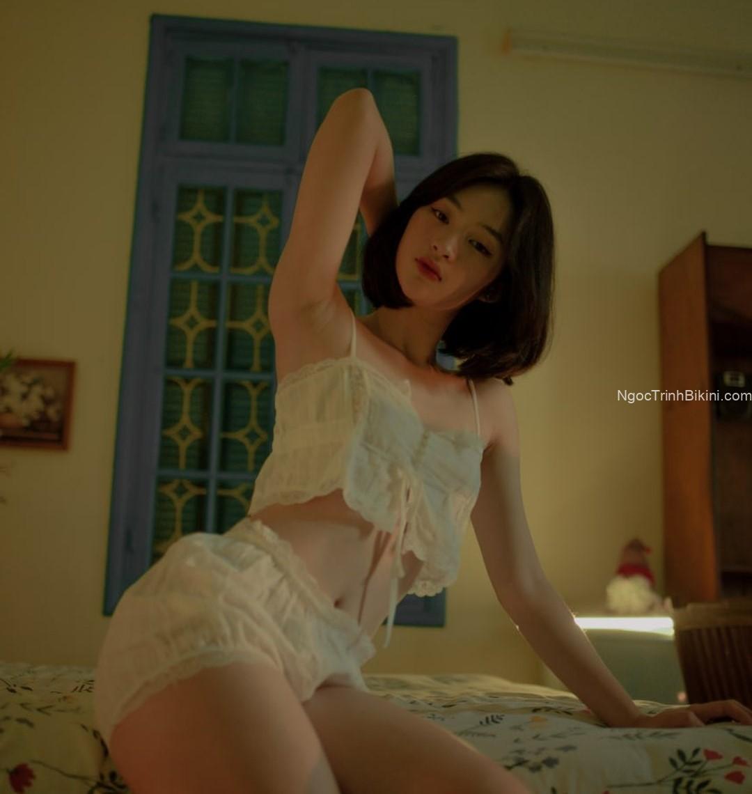 Anh hãy lại đây và mơn trớn cặp ngực của em đi nào