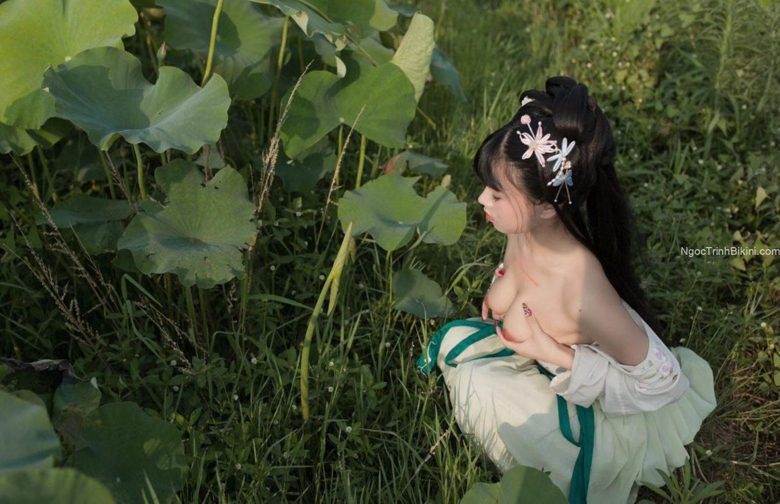 Ngắm ảnh nude gái Việt khỏa thân bên đầm sen