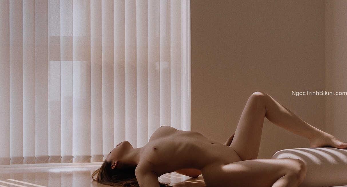 Tuyển tập ảnh nude gái xinh ưỡn người khoe thân hình mảnh mai