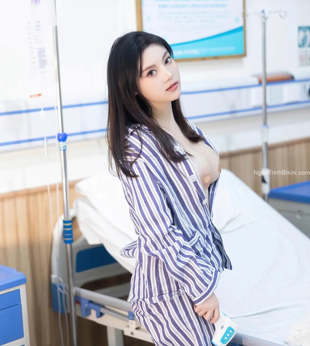 Em bệnh nhân nứng lồn khỏa thân trong phòng bệnh