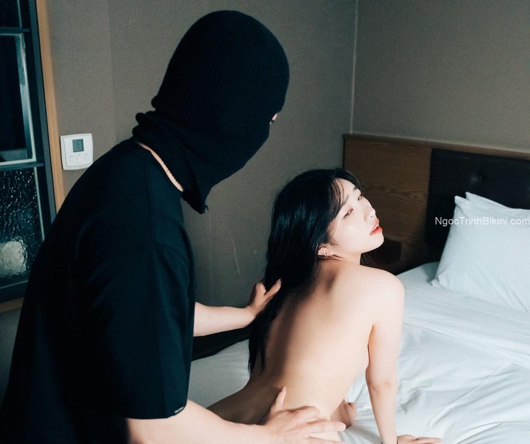 Cơn nứng lồn khiến em không thể chịu nổi nữa
