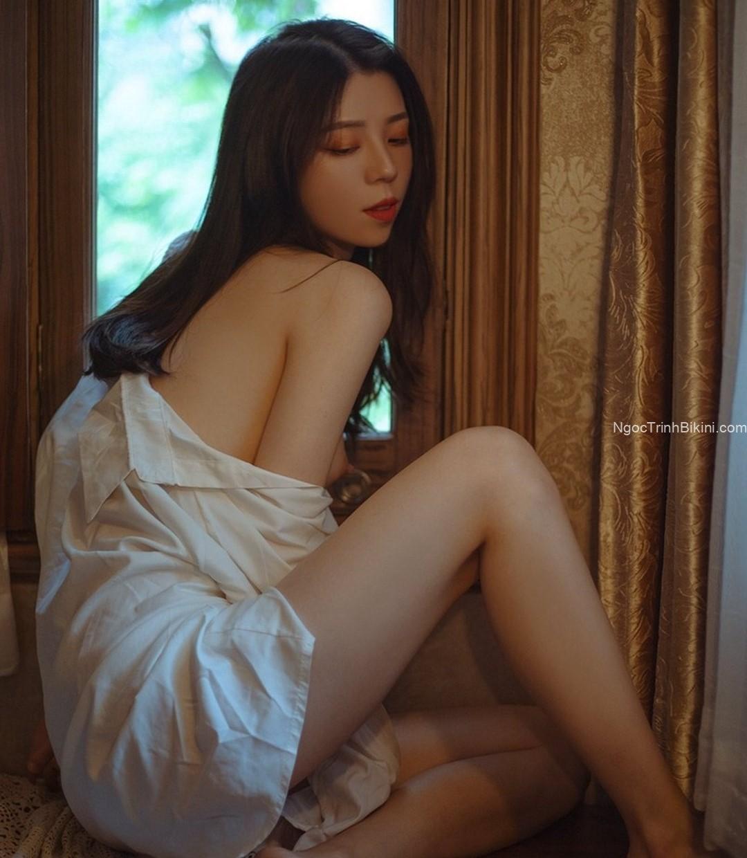 Em gái xinh đẹp khỏa thân bên rèm cửa sổ