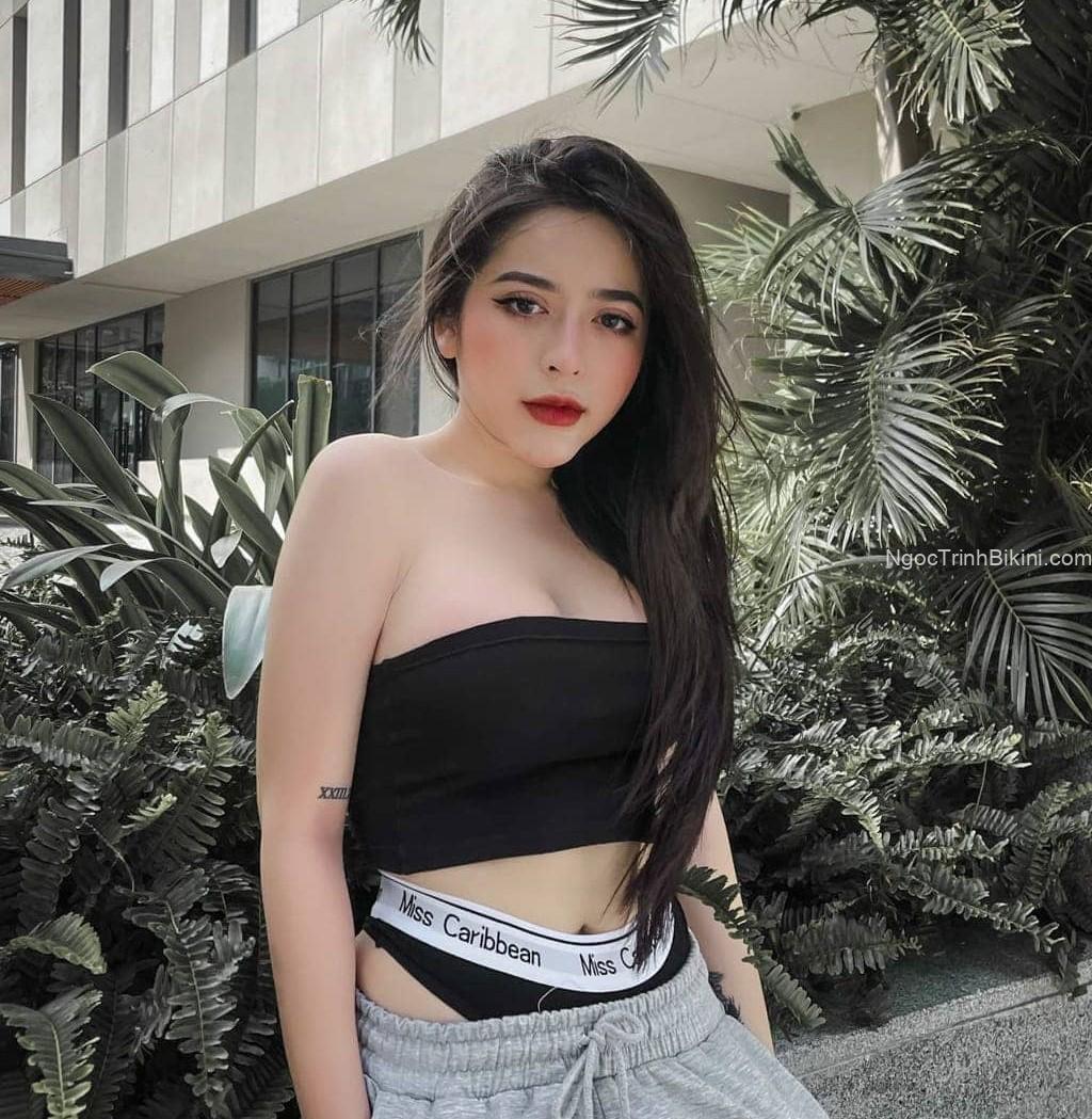 Cô nàng sexy khỏa thân táo bạo ngoài trời