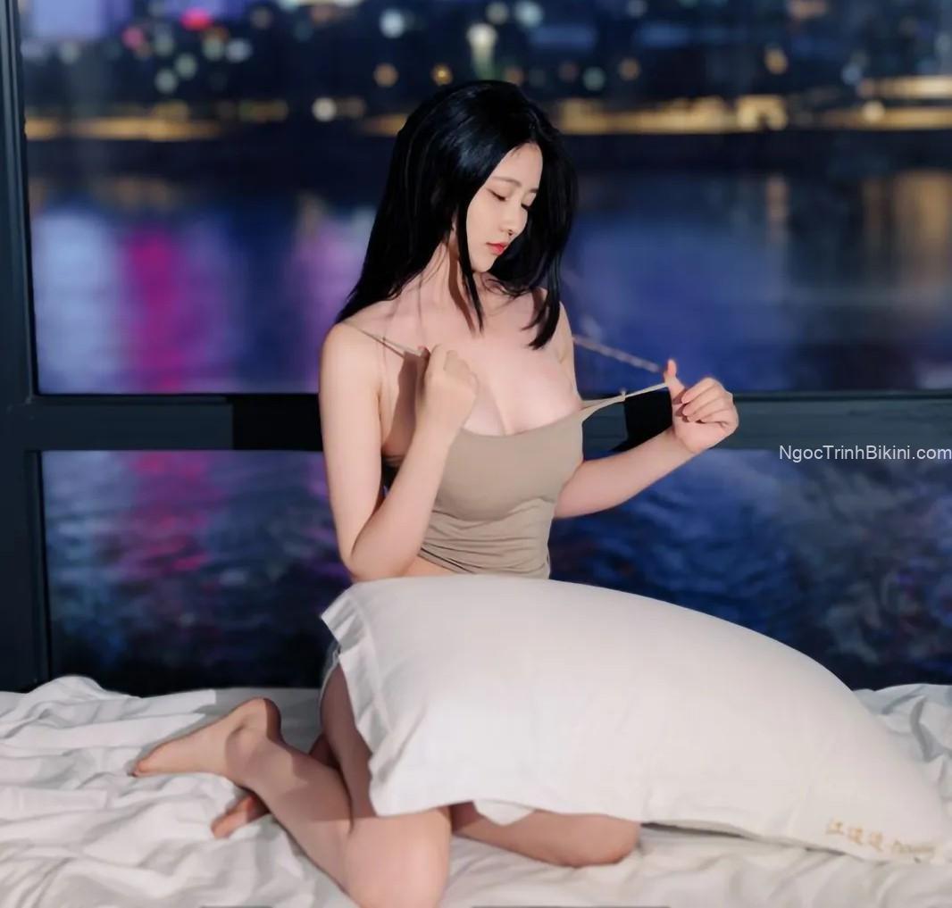 Cô nàng xinh đẹp khoe bầu ngực căng mọng