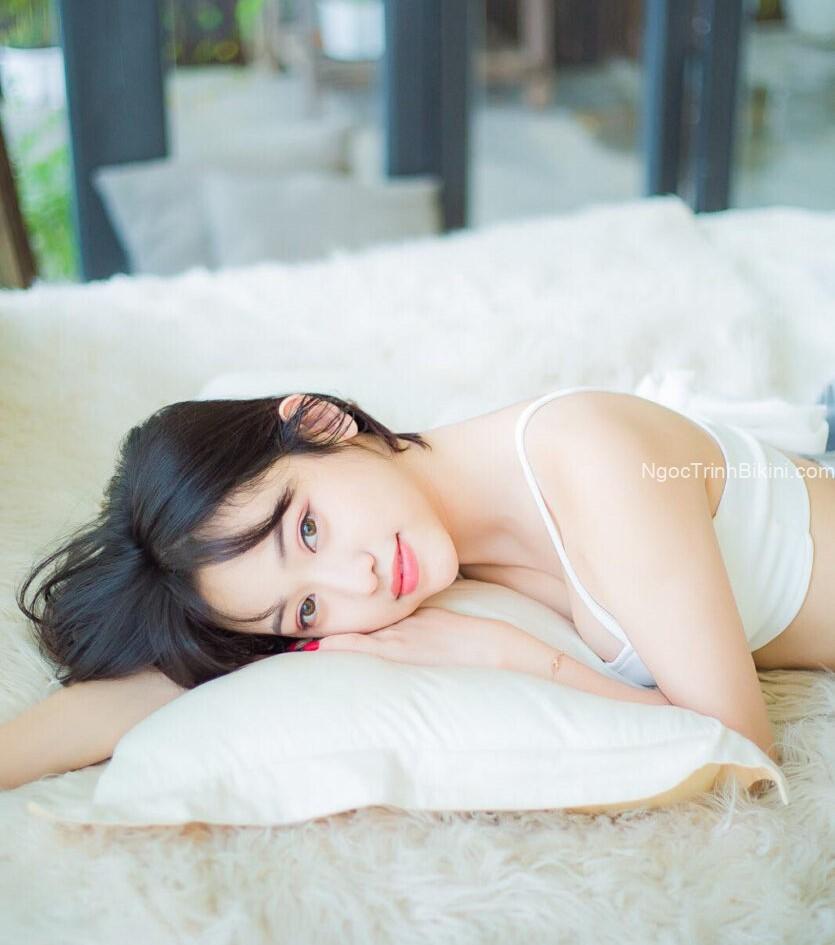 Em gái xinh đẹp khỏa thân trên giường cực dâm