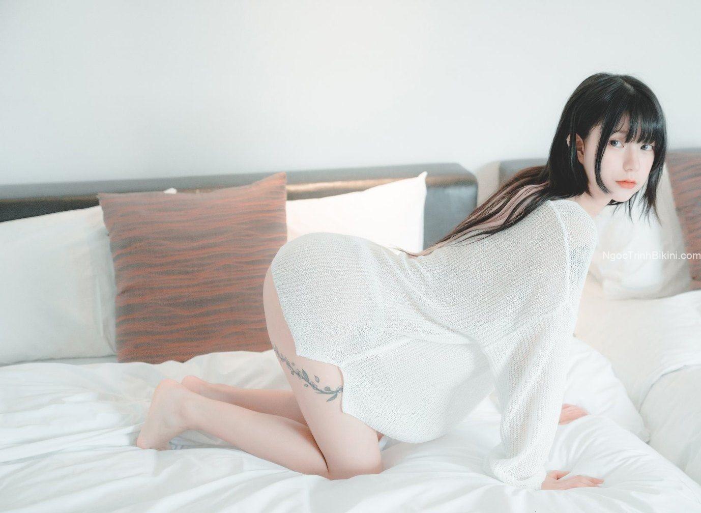 Ngắm ảnh em gái xăm mình khỏa thân trên giường