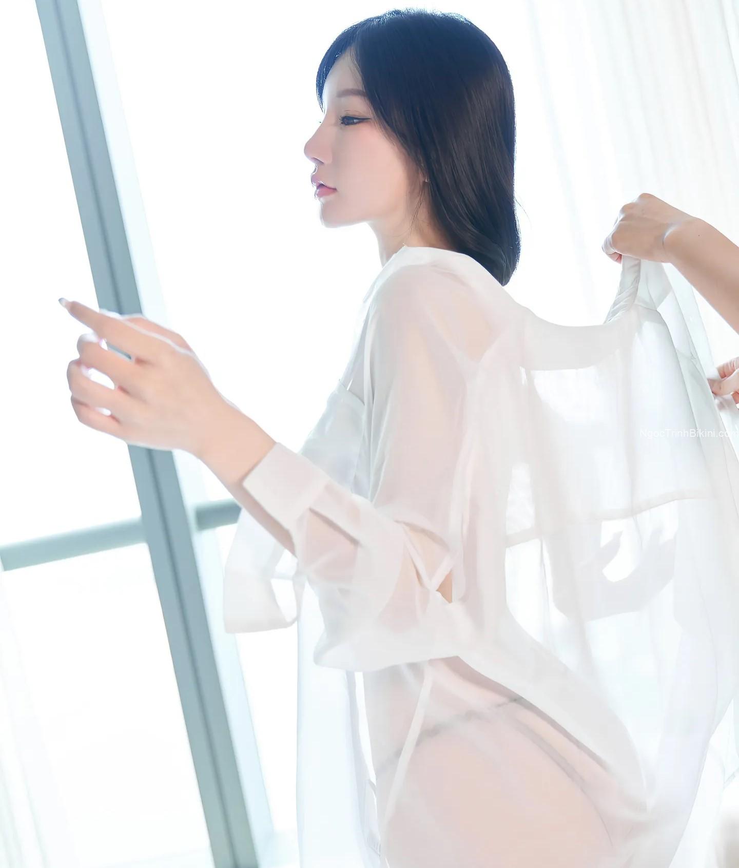 Cô nàng sexy khỏa thân khoe thân hình trắng trẻo
