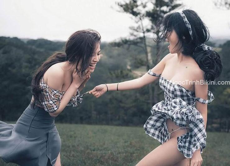 Hai em gái xinh đẹp khoe xôi thịt táo bạo trong rừng