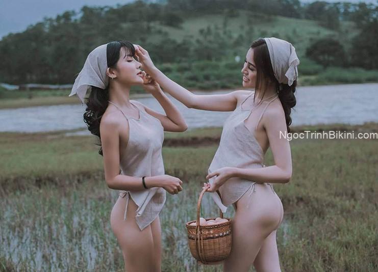 Hai cô thôn nữ khỏa thân bên ruộng nương