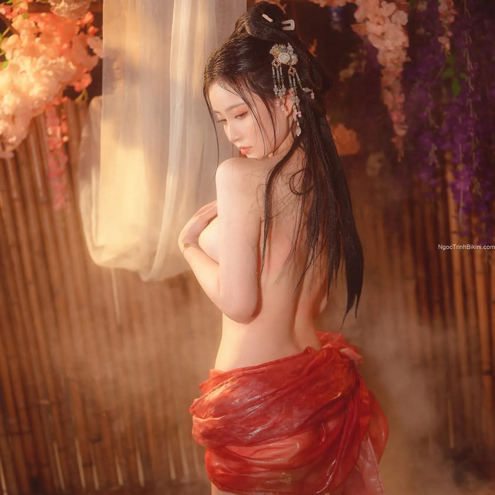 Ngắm ảnh gái xinh bikini lộ hàng phong cách cổ trang cực nứng