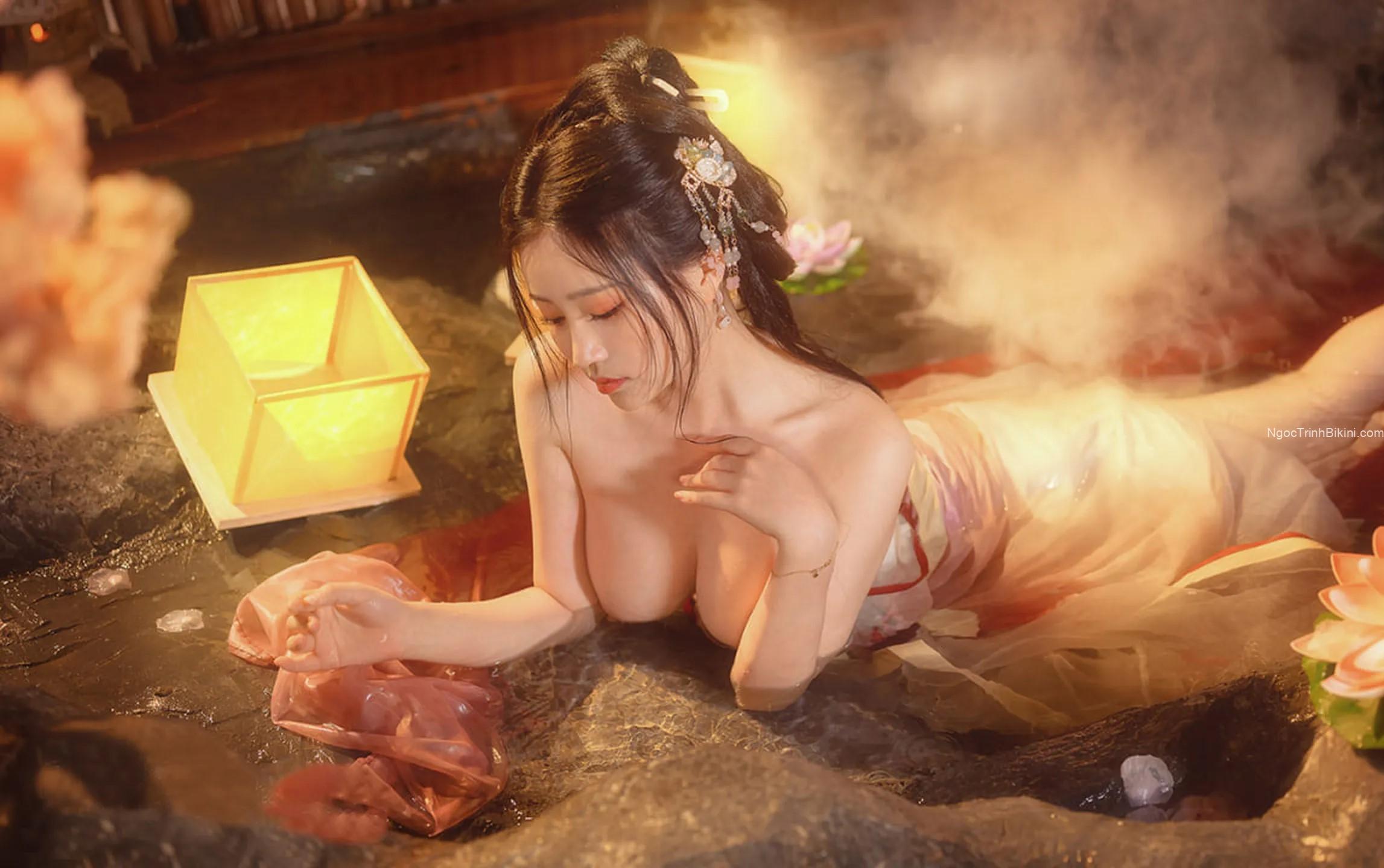 Em gái dâm đãng khoe ngực cực dâm bên bồn tắm