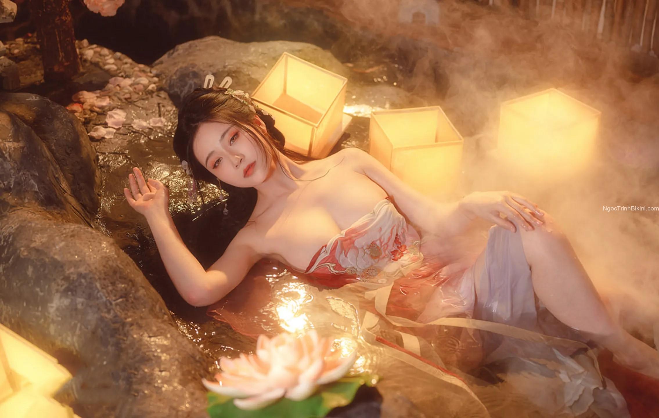 Gái xinh chụp ảnh nude ướt át trong bồn tắm