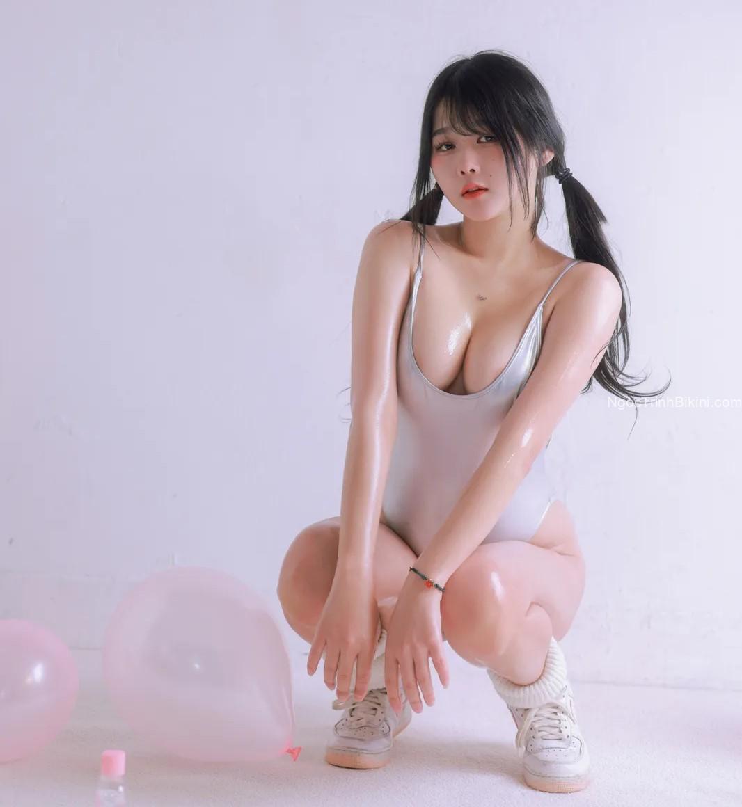 Cơ thể của em đang rất ướt át đó anh