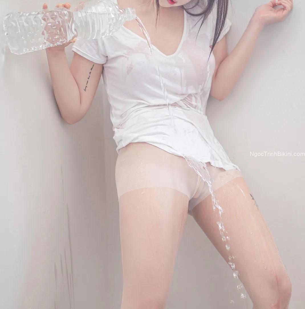 Ngắm ảnh gái xinh lộ hàng nóng khi đội nước vào bướm