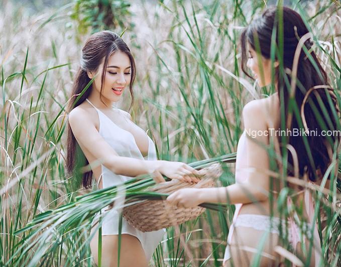 Hai em gái dâm đãng khỏa thân khi đang cắt cỏ