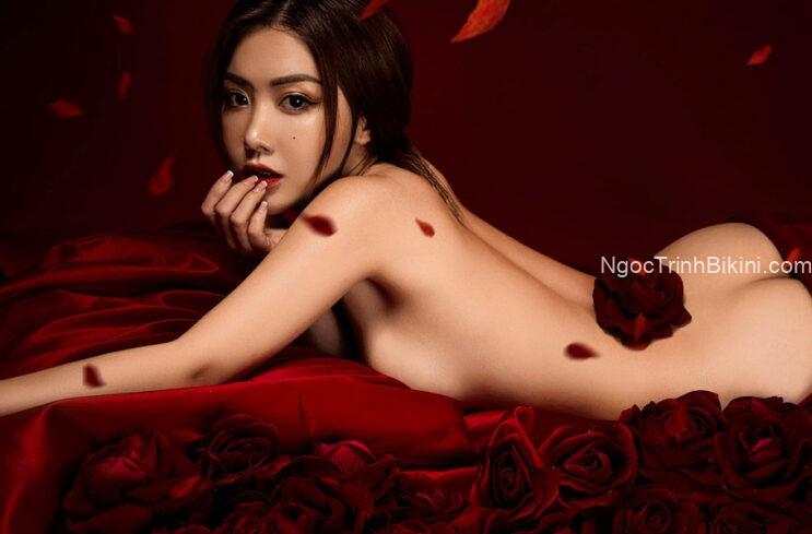 Cô nàng xinh đẹp khỏa thân khoe bờ mông căng mọng 