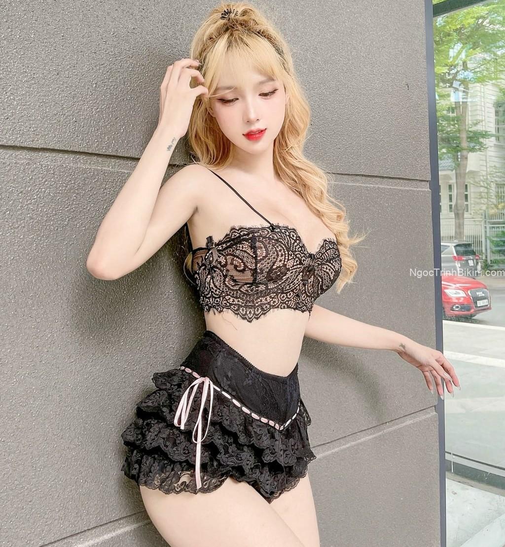 Em gái vú khủng mặc nội y màu hồng cực quyến rũ