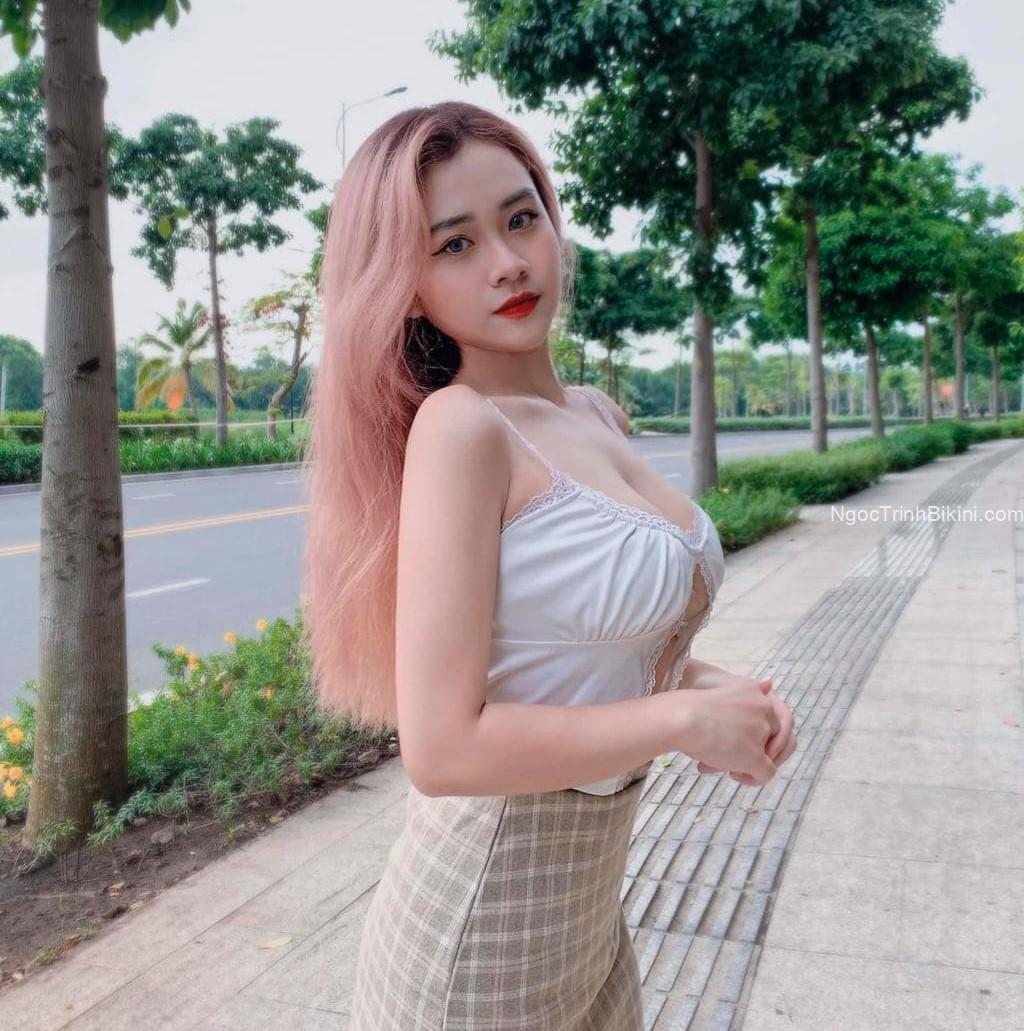 Em gái nứng lồn nằm trên bãi cỏ