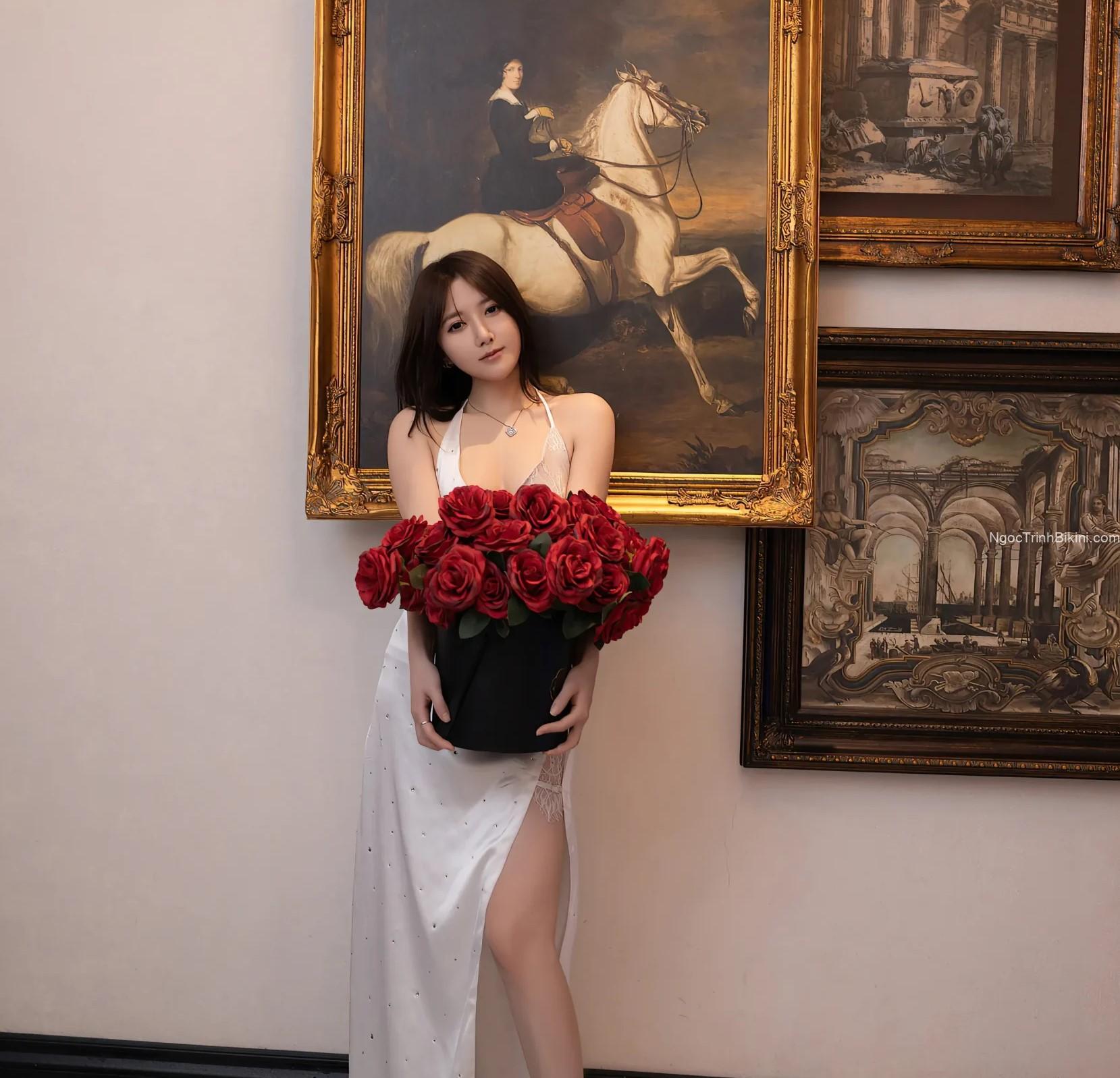 Em gái khỏa thân khoe ngực khủng bên bó hoa