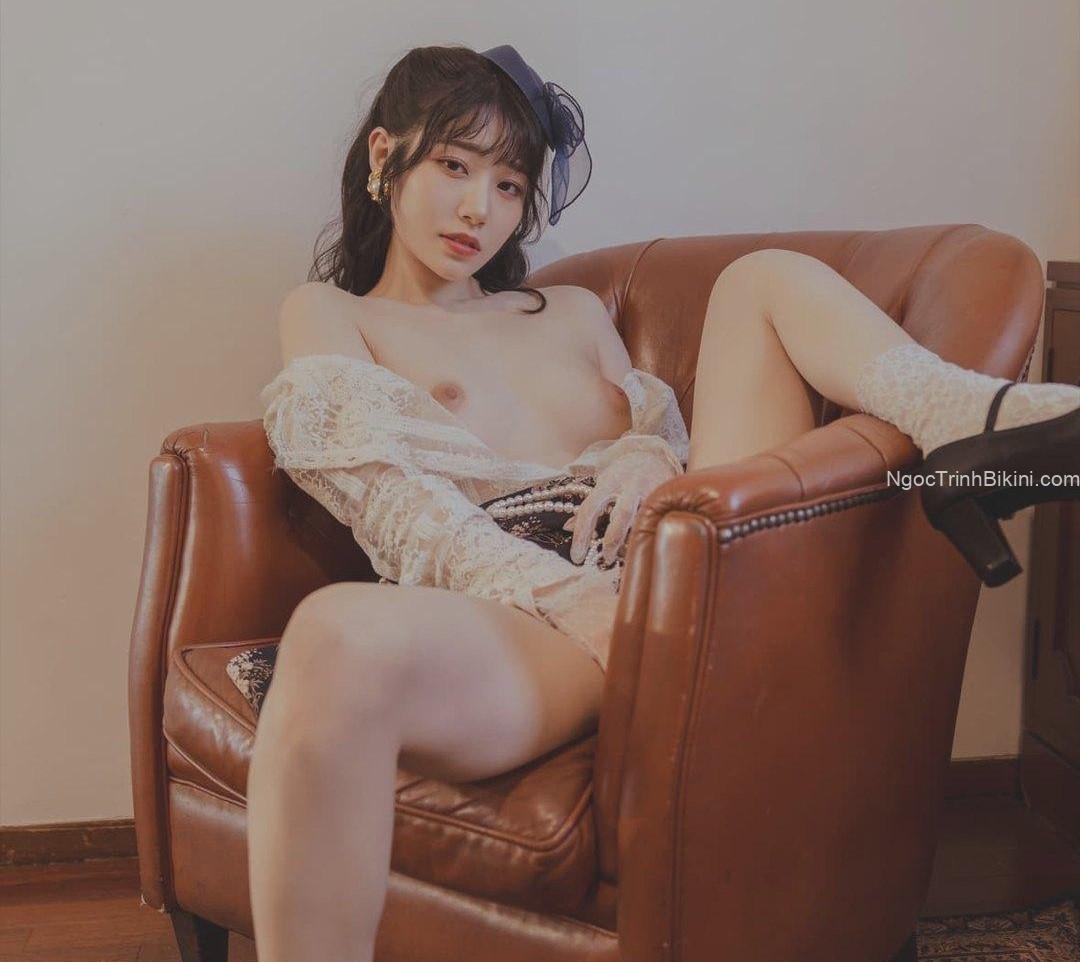 Để em móc bướm cho ra nhiều dâm thủy hơn nhé anh