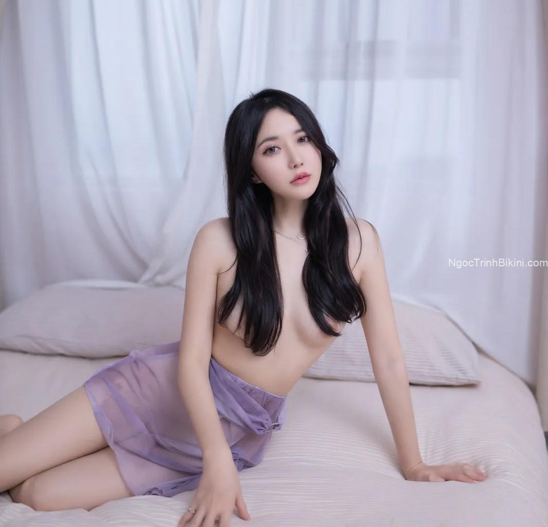 Em cởi áo ngực và thẩm du cho anh xem nha