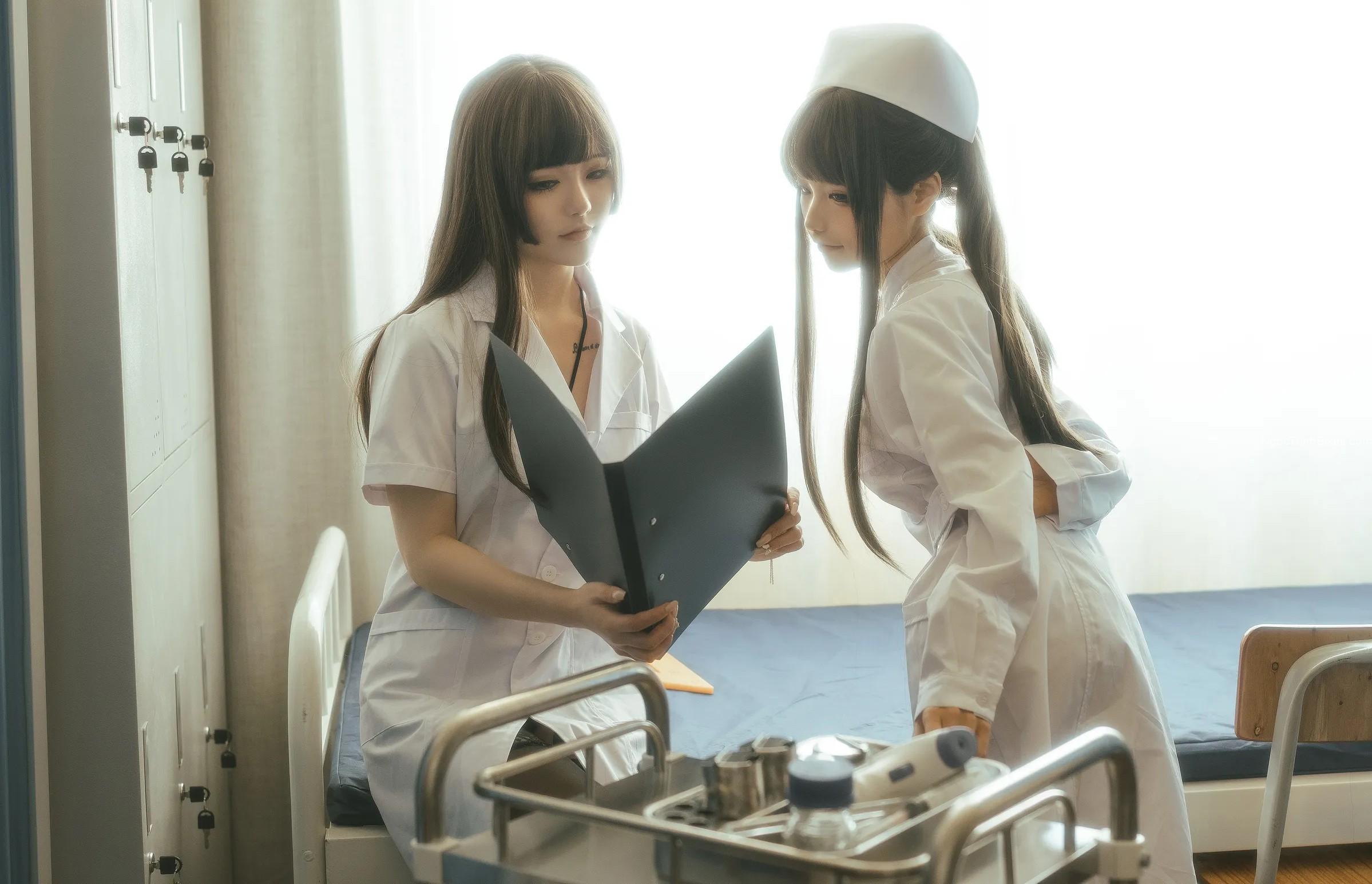 Gái xinh Việt Nam lộ hàng cosplay cô y tá dâm đãng