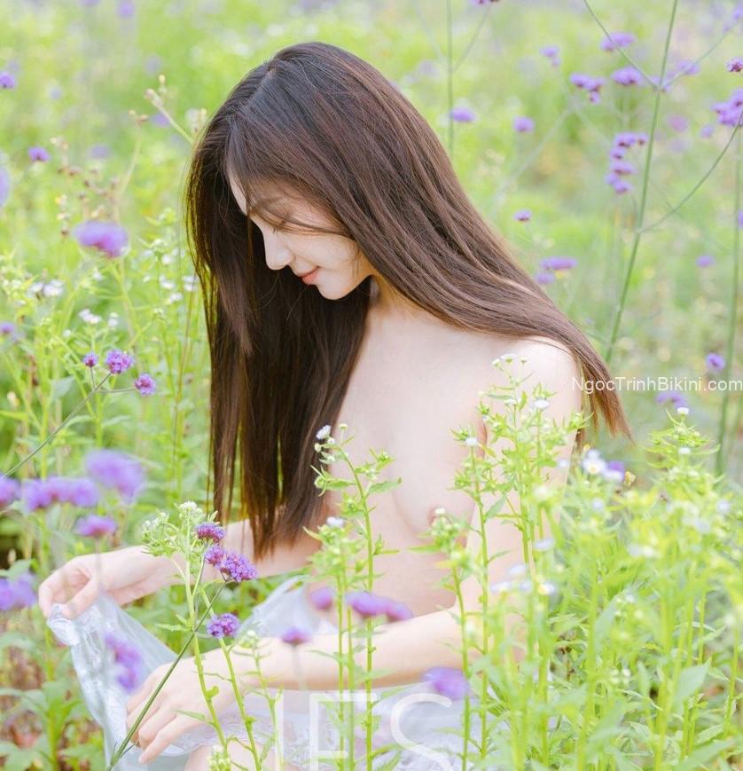 Gái xinh Việt Nam lộ hàng bên hoa lá