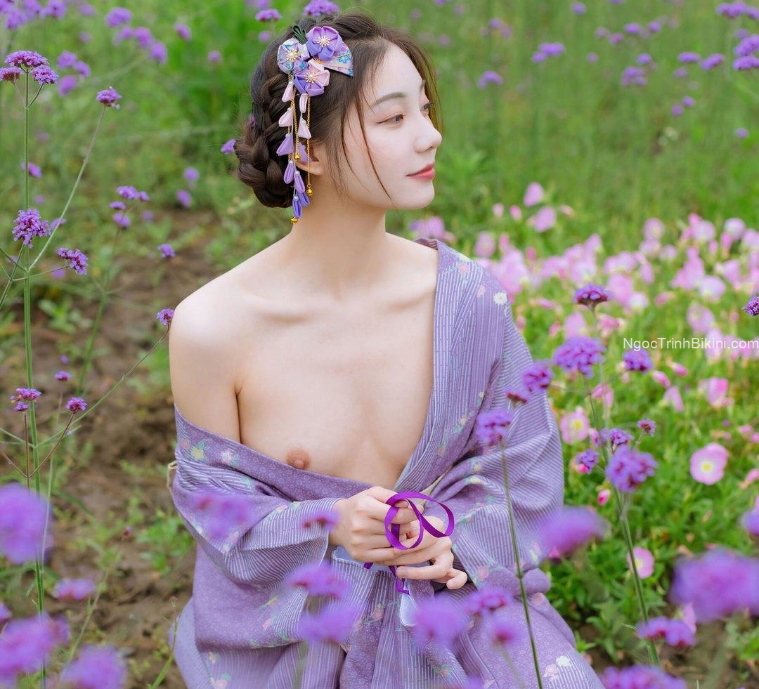 Gái xinh Việt Nam lộ hàng bên hoa lá