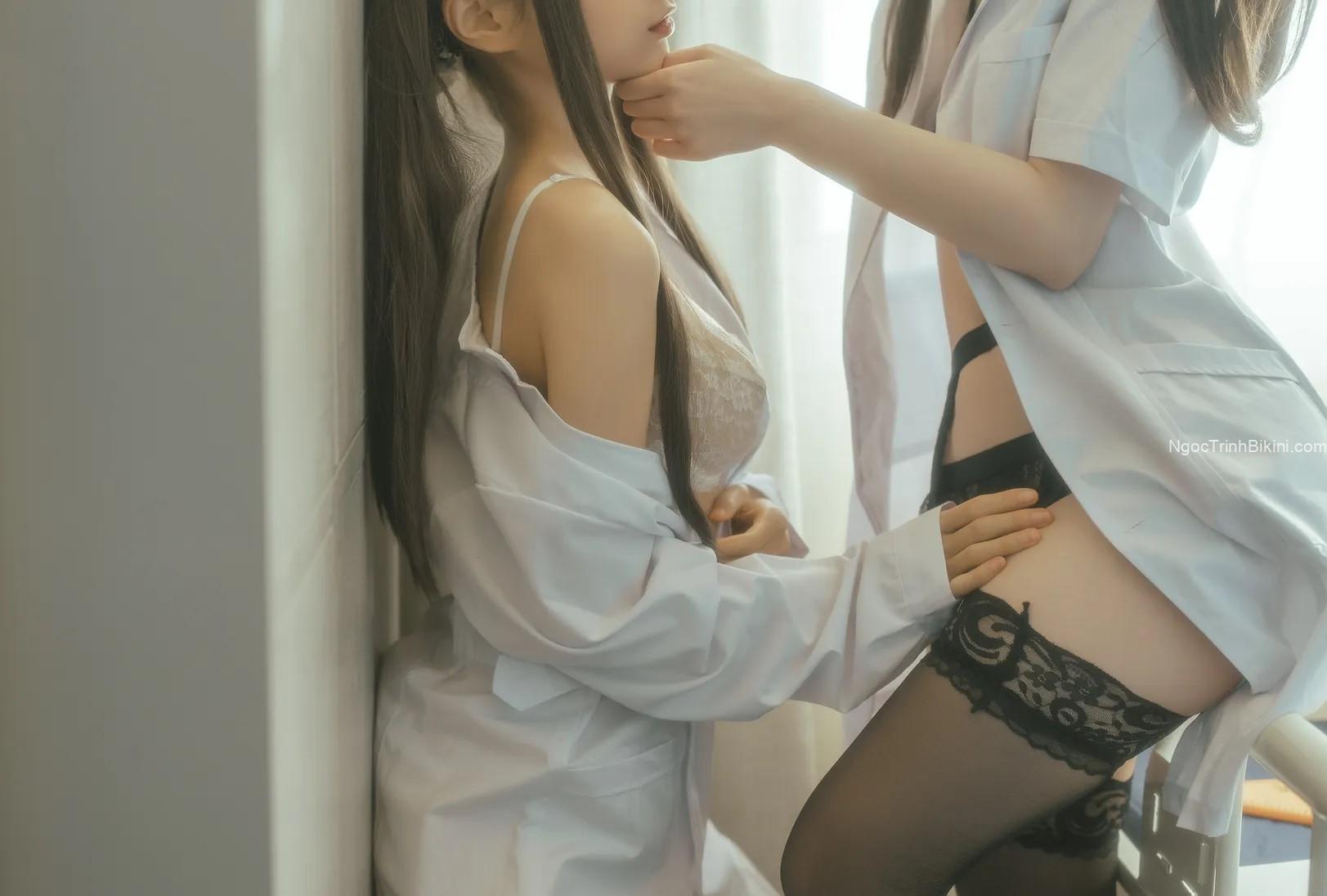 Tất đen quyến rũ của gái xinh Việt Nam lộ hàng