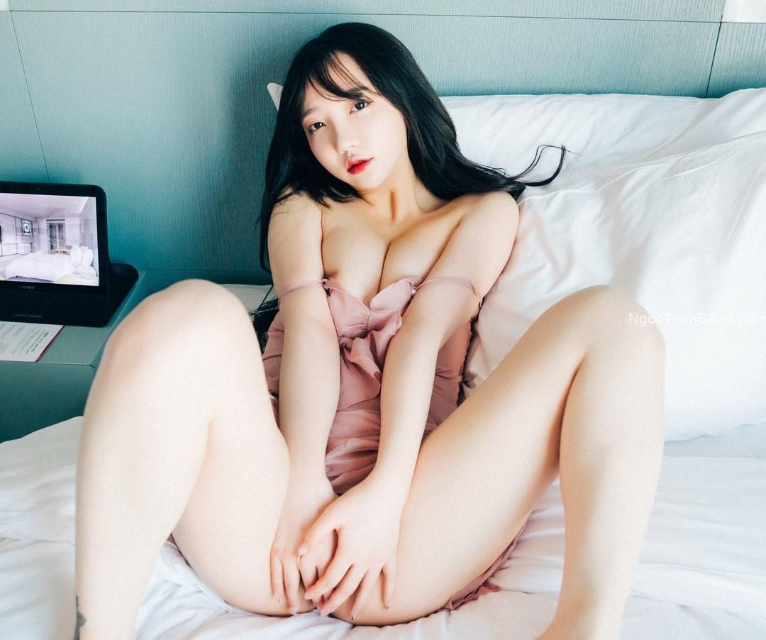 Em gái xinh đẹp khỏa thân khoe đầu ti hồng hào