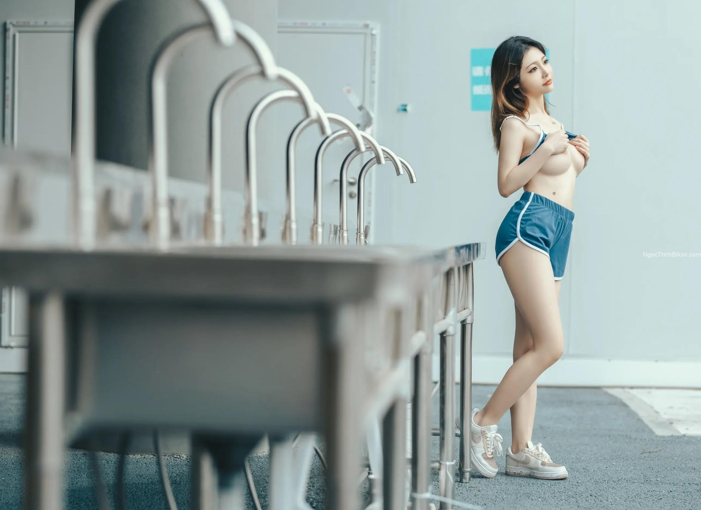 Em đang cảm thấy nóng rạo rực trong người anh ạ