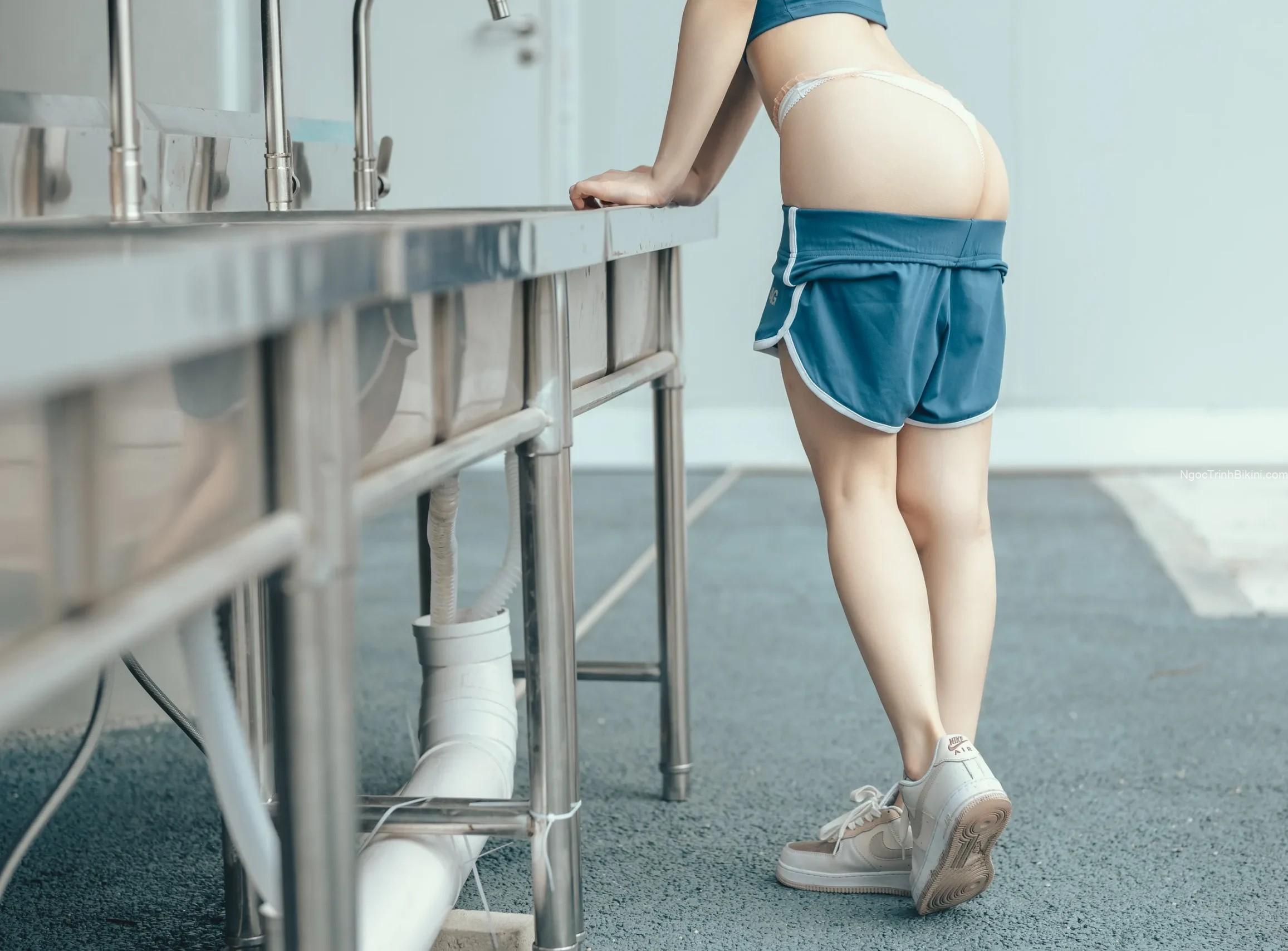 Tuyển tập ảnh gái xinh khoe mông trắng tròn bên vòi nước